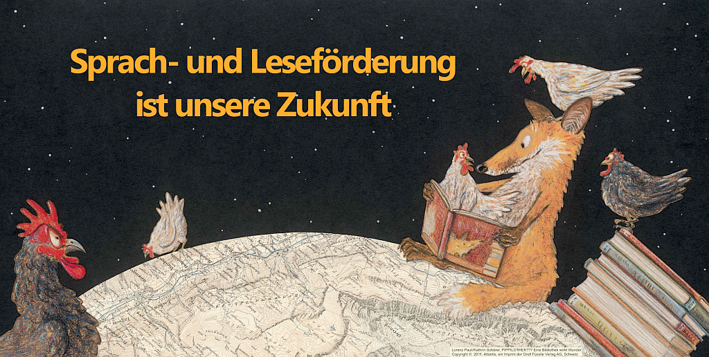 Ein Fuchs liest in einem Buch und sitzt auf einer angedeuteten Weltkugel. Darum herum sitzen Hühner und ein Hahn.