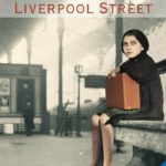Titelseite des Buchs Liverpool Street. Ein Mädchen sitzt mit einem Koffer auf einer Bank.