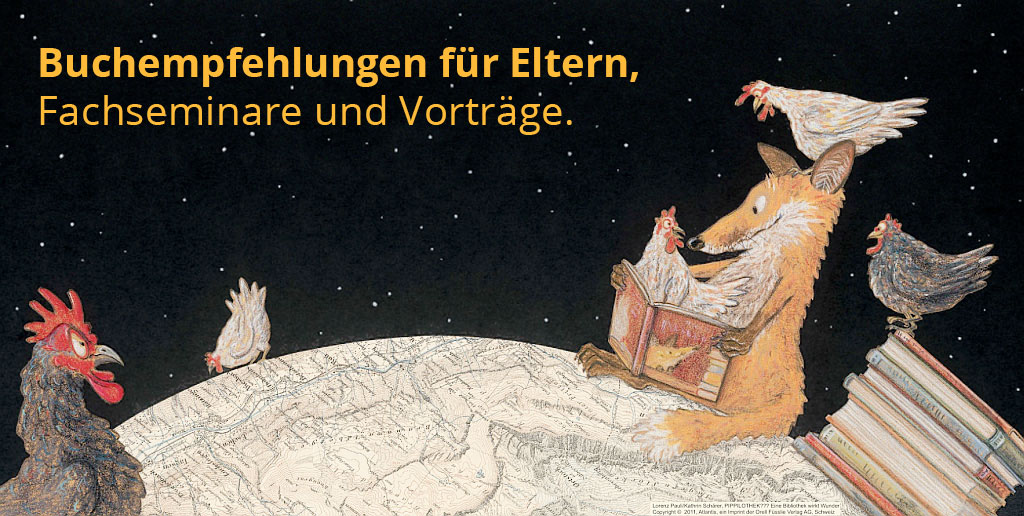 Ein Fuchs liest in einem Buch und sitzt auf einer angedeuteten Weltkugel. Darum herum sitzen Hühner und ein Hahn.